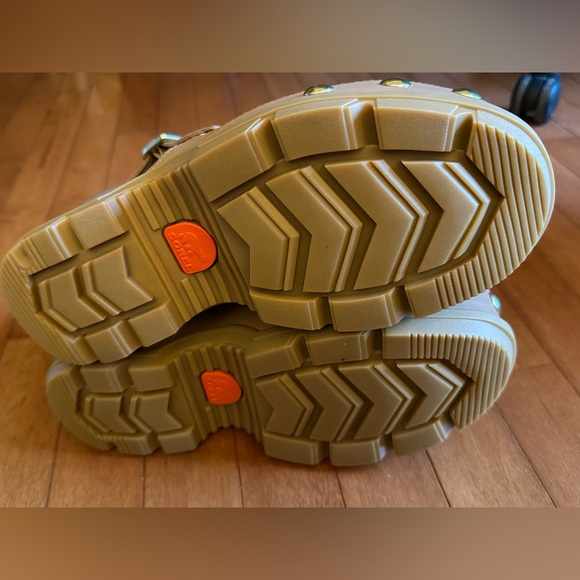 Sorel Tan Clogs with Gold Accents - Picture 3 of 9